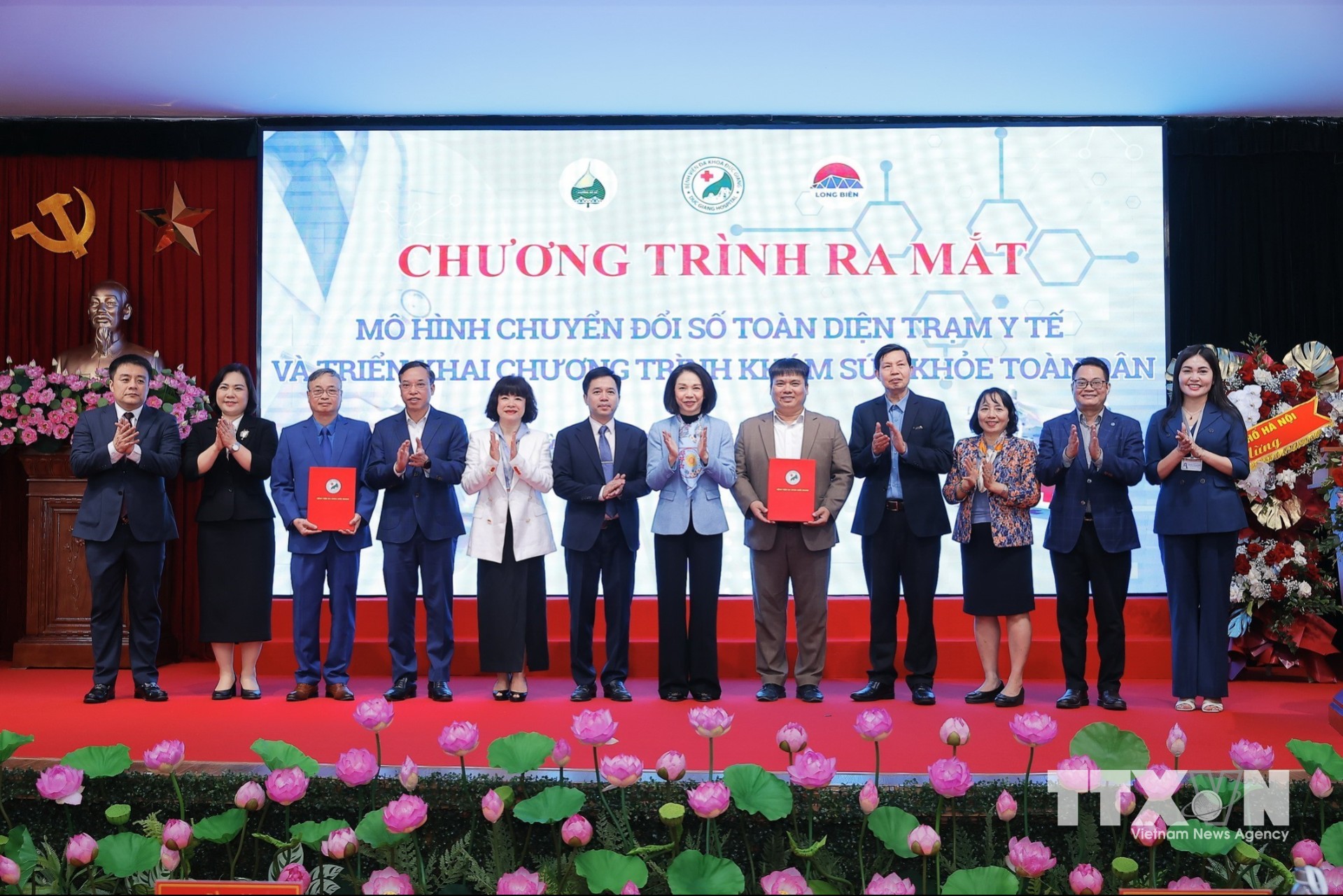 Phó Chủ tịch UBND TP Hà Nội Vũ Thu Hà và đại biểu chúc mừng tại buổi ra mắt "Mô hình Trạm y tế chuyển đổi số toàn diện" cho Trạm y tế Bồ Đề và Trạm y tế Long Biên. (Ảnh: Minh Quyết/TTXVN)